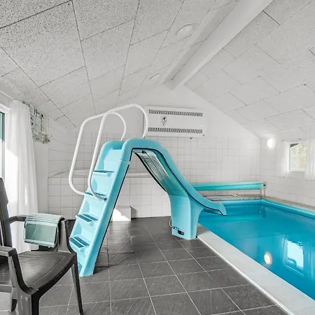Pet Friendly In With Outdoor Swimming Pool Holiday home *